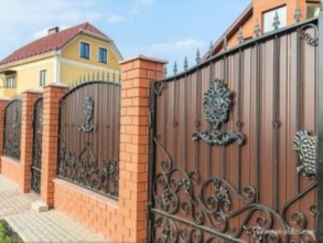 Кирпичный забор с ковкой  150 метров фото в Бутово