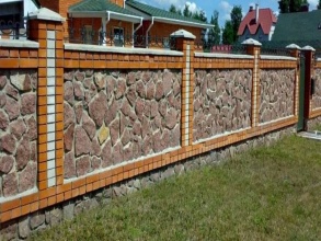 Кирпичный забор с камнем 12 метров фото в Бутово