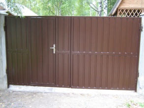 Распашные ворота из профнастила - пример 5 фото с установкой