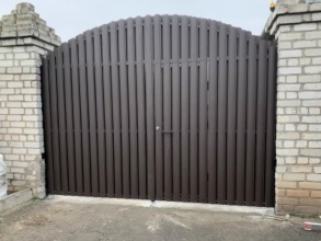 Ворота распашные из евроштакетника - пример 2 фото в Бутово