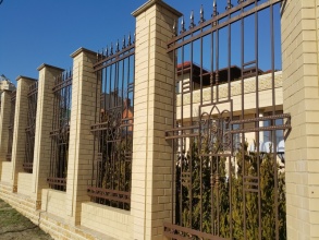 Кирпичный забор с ковкой  10 метров фото в Бутово